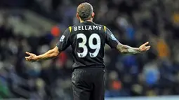 Ekspresi kekecewaan striker Manchester City, Craig Bellamy setelah mendapat kartu merah di laga lanjutan EPL melawan Bolton Wanderers di Reebok Stadium, 12 Desember 2009. City unggul 4-3. AFP PHOTO/Paul Ellis 