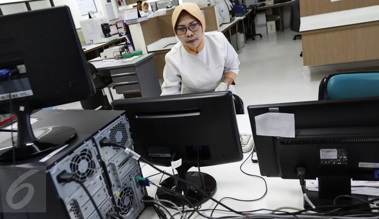 Seorang teknisi kesehatan sedang melihat data di komputer laboratorium kesehatan Rumah Sakit Husada, Jakarta, Rabu (08/2). (Fery Pradolo/Liputan6.com)