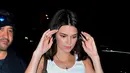 Adik dan kakak sepertinya seringkali bergaya mirip. Kendall Jenner juga penggemar underboob style! (blog.colourfulrebel.com)