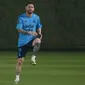 Bintang timnas Argentina Lionel Messi melakukan peregangan saat sesi latihan di Doha, Qatar, Sabtu (19/11/2022). Lionel Messi diharapkan publik Argentina untuk merebut gelar juara Piala Dunia yang terakhir mereka boyong pada 1986 di bawah pimpinan pemain bintang Diego Maradona. (AP Photo/Jorge Saenz)