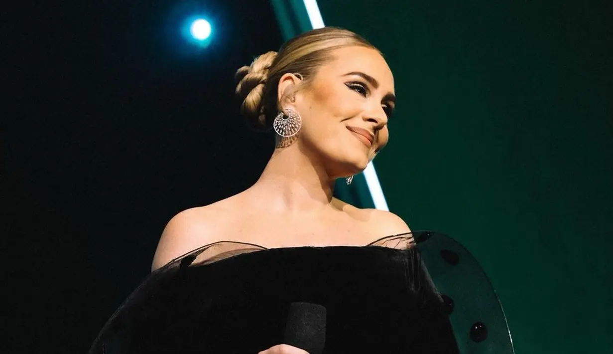 <p>Saat manggung beberapa saat lalu, Adele mengenakan gaun off shoulder. Gaun velvet itu dipadukan dengan tulle, memiliki detail polkadot sequin di bagian lengan. [instagram/adele]</p>