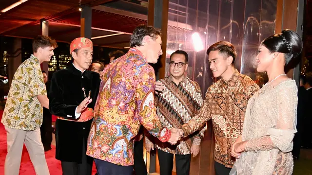 Potret Pangeran Mateen yang Tampil Keren dalam Balutan Batik Warna Biru dan Xavier Trudeau yang Tak Kalah Kece Saat Mendampingi Ayah Mereka di Gala Dinner KTT ASEAN 2023 (Foto: Laily Rachev - Biro Pers Sekretariat Presiden)