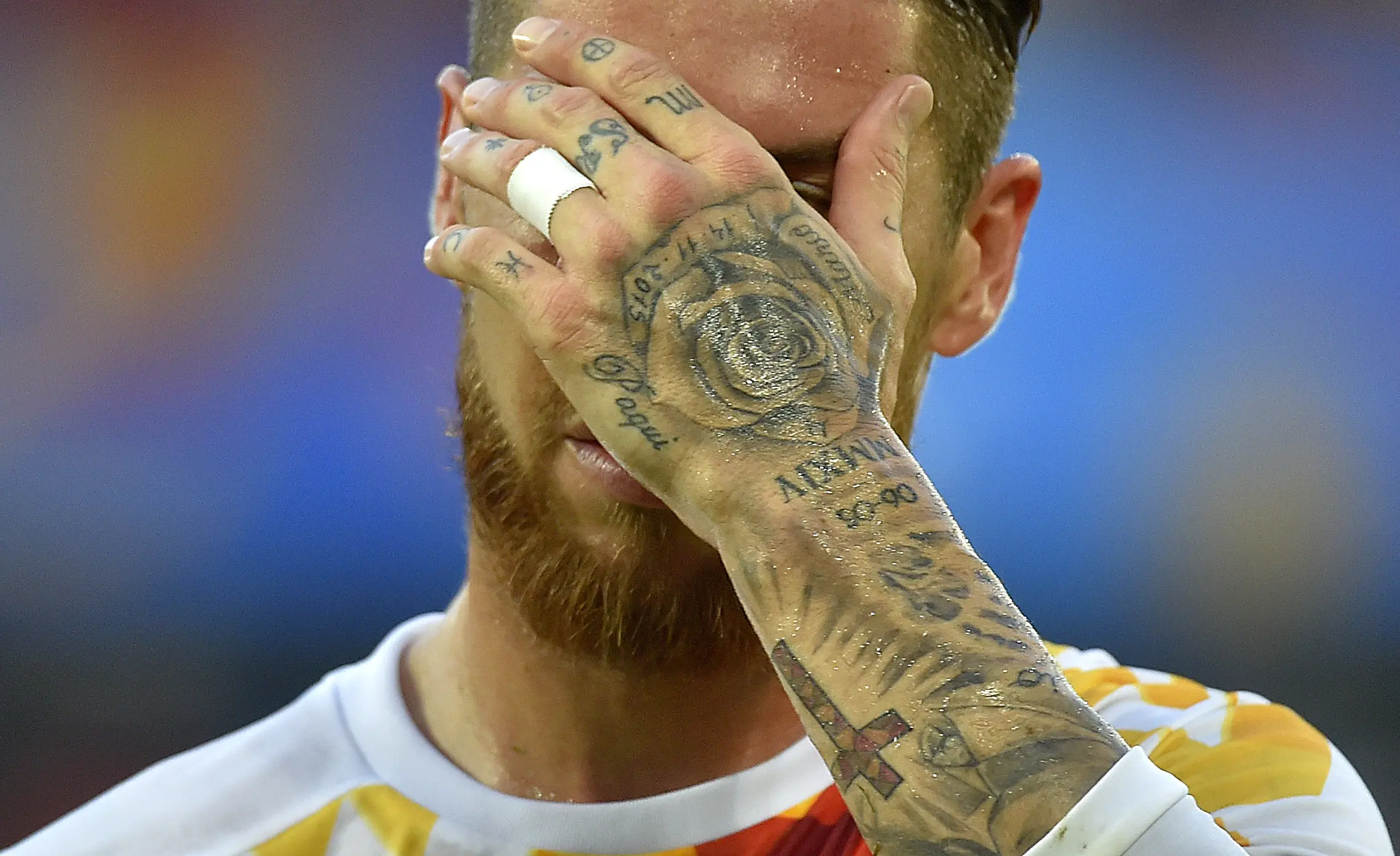 Pemain Spanyol, Sergio Ramos memiliki tato mawar dan nama ayahnya (Paqui) serta salib ditangan kirinya saat berlaga pada grup D Euro Cup 2016 melawan Kroasia di Stadion Matmut Atlantique, Bordeaux, (22/6/2016). (AFP/Loic Venance)