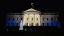 Gedung Putih menyala dengan warna biru dan putih, warna bendera Israel, sebagai bentuk solidaritas Amerika Serikat dengan Israel di Washington, Amerika Serikat, Senin (9/10/2023). (AP Photo/Jon Elswick)