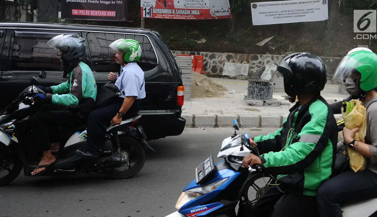 Pengemudi ojek online membawa penumpang di Jakarta, Selasa (19/3). Aturan tersebut adalah Permenhub No.12 tahun 2019 tentang perlindungan keselamatan pengguna sepeda motor yang digunakan untuk kepentingan masyarakat. (Liputan6.com/Herman Zakharia)