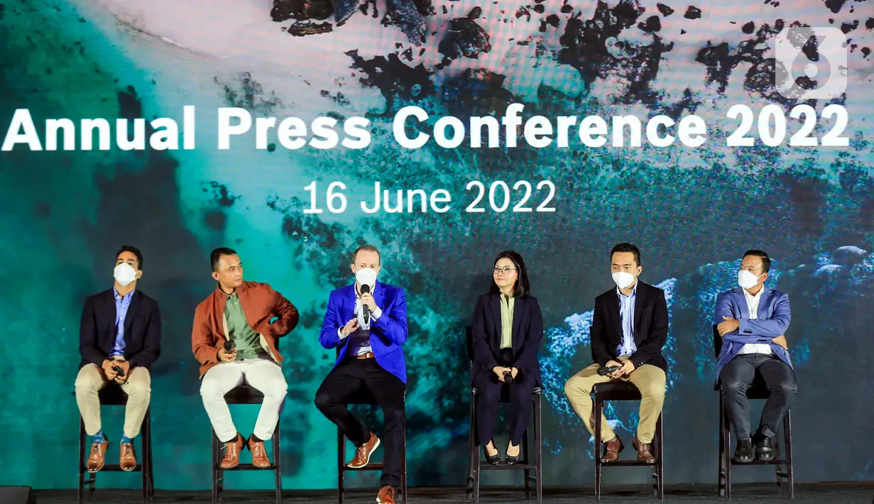 Managing Director Bosch di Indonesia Pirmin Riegger (ketiga kiri) bersama jajaran manajemen baru di Indonesia saat Annual Press Conference 2022 Bosch Indonesia di Jakarta (16/6/2022). Sejalan dengan pemulihan industri otomotif, Bosch mengalami pertumbuhan dua digit dalam bisnis Solusi Mobilitasnya,  khususnya komponen otomotif yang diuntungkan dari peningkatan penjualan kendaraan di Indonesia. (Liputan6.com/Fery Pradolo)