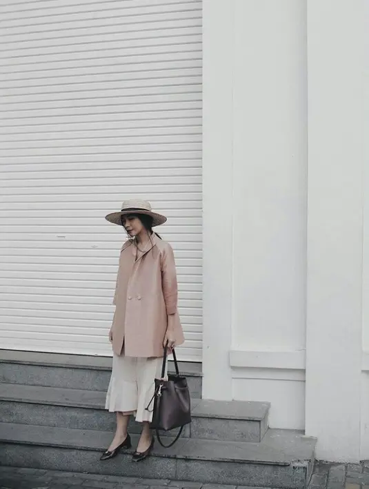 Untuk tampilan yang lebih fresh, Claradevi memadupadankan outfit blazer dan celana warna pastel. (Instagram.com/lucedaleco).
