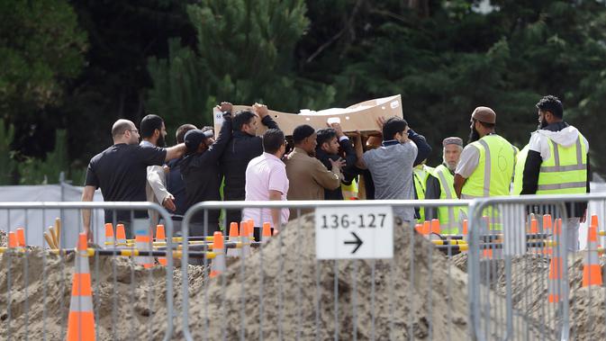 Pelayat membawa jenazah korban penembakan masjid untuk dimakamkan di Memorial Park Cemetery, Christchurch, Selandia Baru, Rabu (20/3). Sejumlah pelayat rela datang dari jauh-jauh ke Christchurch untuk membantu proses pemakaman. (AP Photo/Mark Baker)