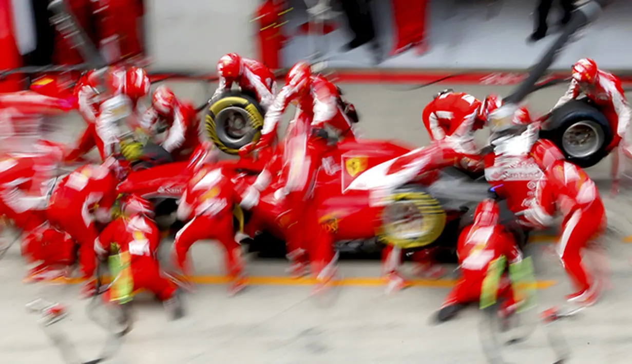 Para teknisi pebalap Ferrari asal Jerman, Sebastian Vettel saat di pitstop pada F1 GP Austria di Sirkuit Red Bull Ring di Spielberg, Austria. (REUTERS/Laszlo Balogh)