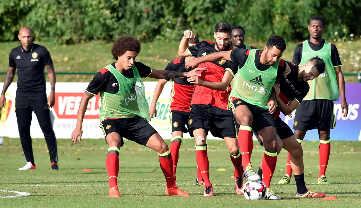 Asisten baru timnas Belgia, Thierry Henry melihat anak asuhnya berlatih saat sesi latihan di Neerpede, Belgia (29/8). Melalui akun Twitternya, Henry pun mengungkapkan perasaan bangganya bisa menjadi asisten pelatih Timnas Belgia. (REUTERS/Eric Vidal)