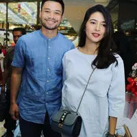 Paras cantik Nabila Syakieb semakin menjadi di kehamilan pertamanya ini. Selain karena gaya berbusananya, makeup yang dipakai Nabila pun juga masih terkesan natural dan tidak berlebihan. (Instagram/nsyakieb85)