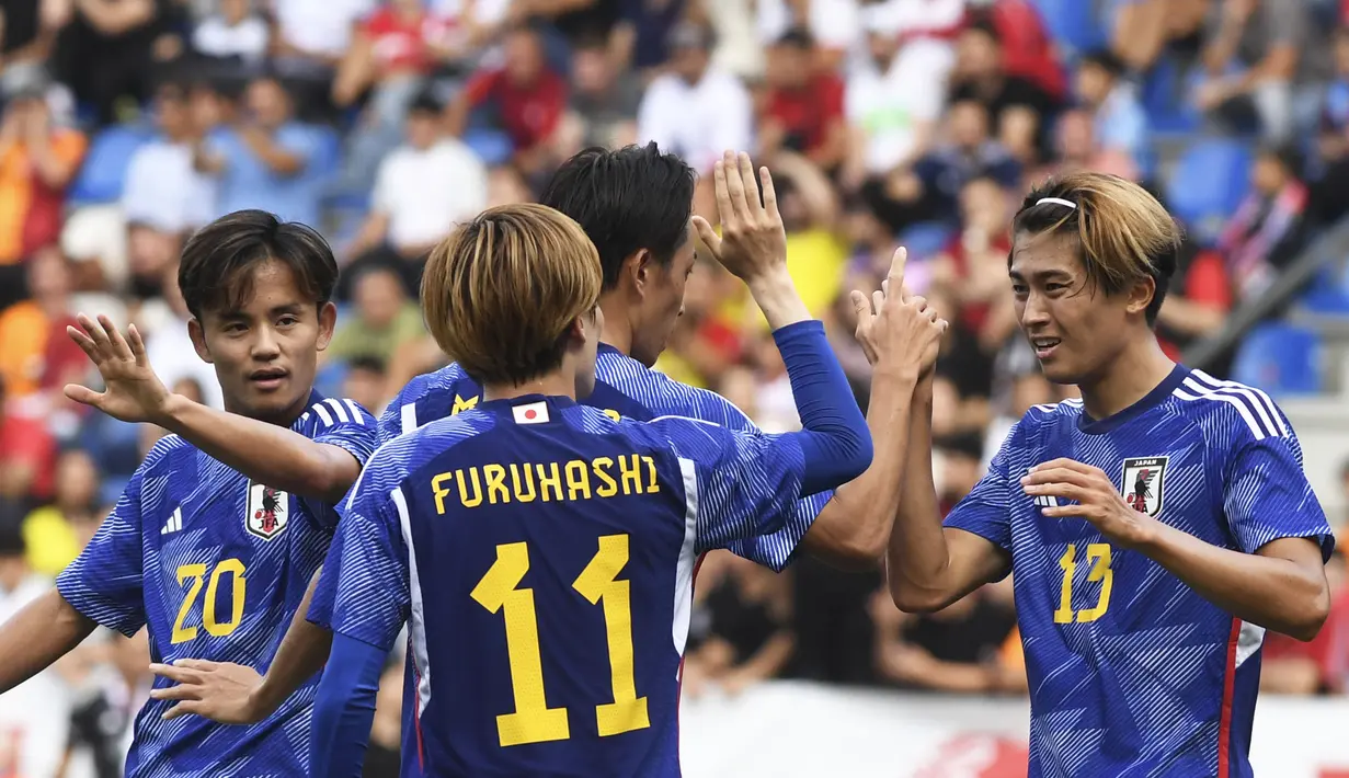 Selebrasi para pemain Timnas Jepang setelah Keito Nakamura (kanan) mencetak gol ketiga ke gawang Timnas Turki pada laga persahabatan FIFA Matchday di Luminus Arena, Genk, Belgia, Selasa (12/9/2023) malam WIB. (AP Photo/Frederic Sierakowski)