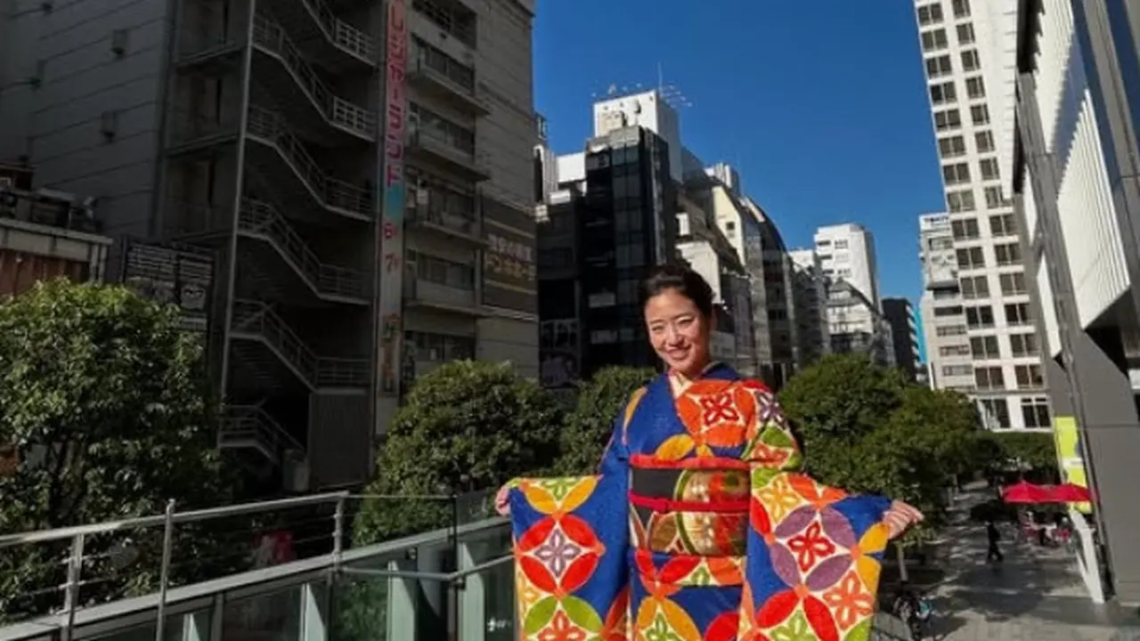 Gaya Haruka Nakagawa Dibalut Kimono saat Pulang Kampung