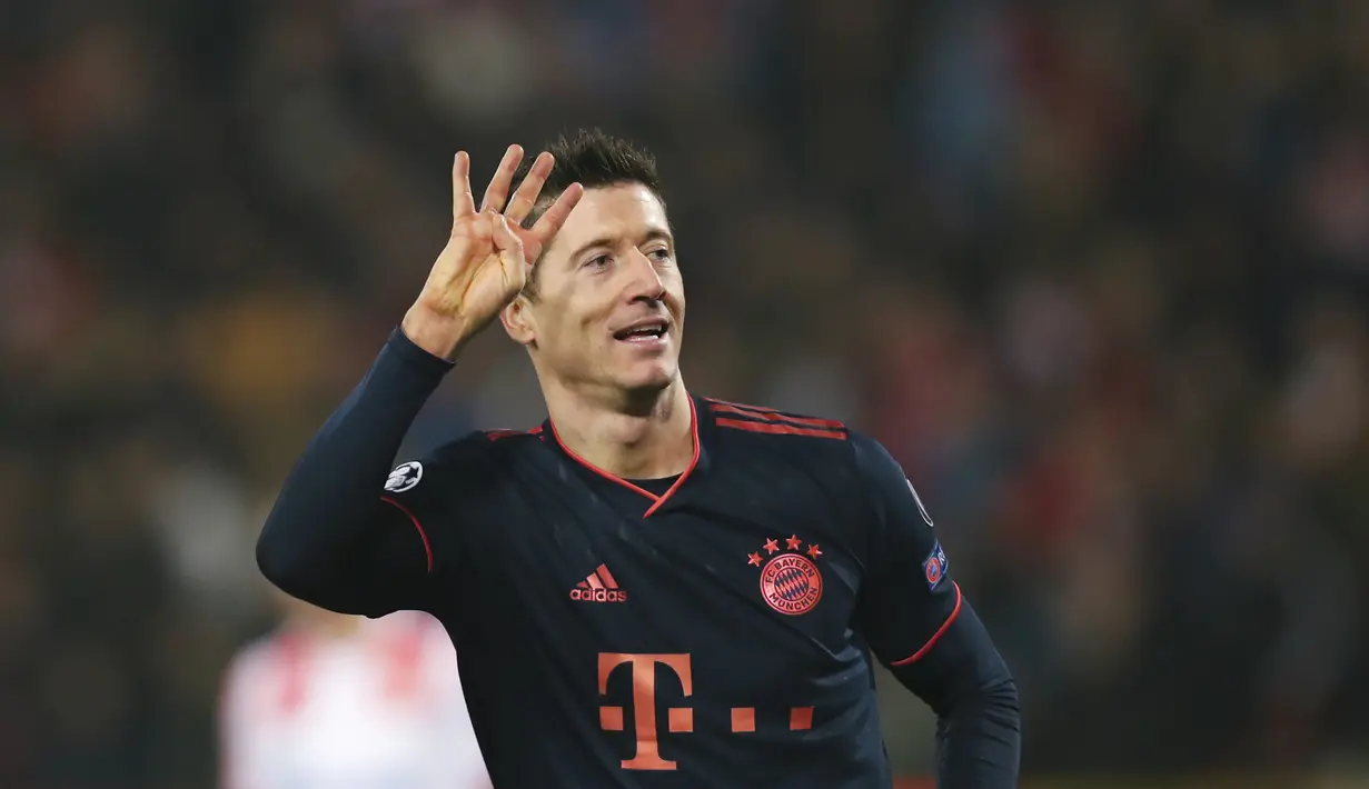 Striker Bayern Munchen, Robert Lewandowski berselebrasi usai mencetak gol ke gawang Crvena Zvezda pada pertandingan Grup B Liga Champions di Stadion Rajko Mitic, Belgrade, Serbia (26/11/2019). Lewandowski mencetak 4 gol dan mengantar Munchen menang 0-6 atas Crvena Zvezda. (AP Photo/Darko Vojinovic)
