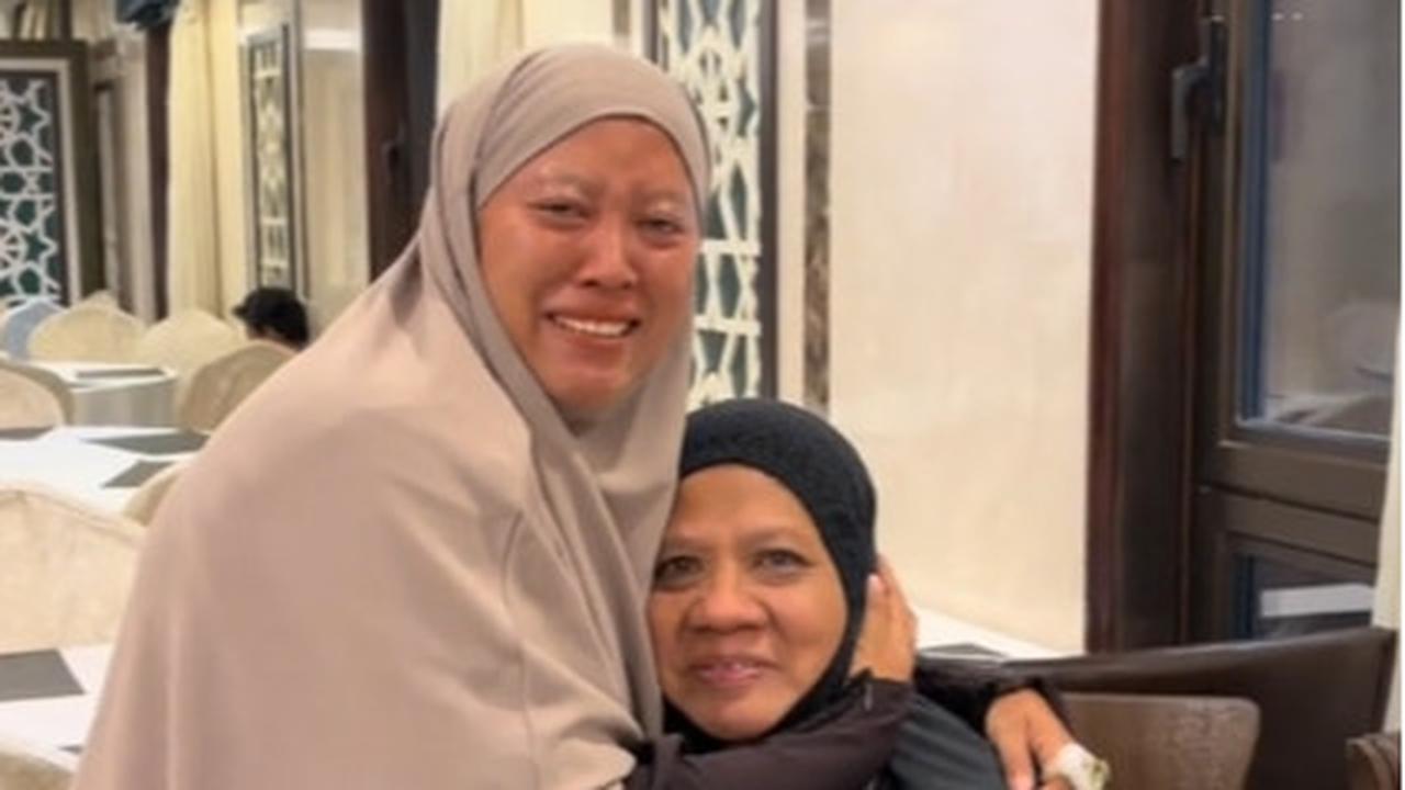 Auto Menangis, Momen Wanita Temui Ibu yang Mirip dengan Mendiang Ibu Kandungnya saat Umrah Ini Bikin Mewek