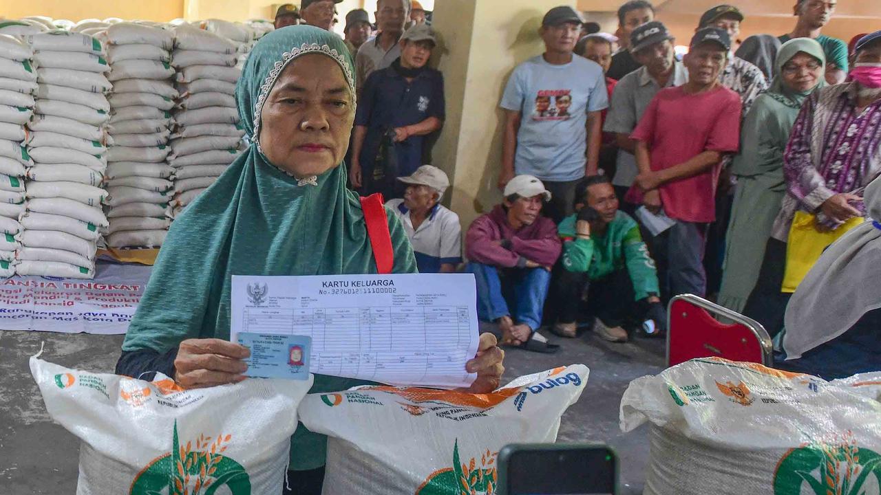 FOTO: Bantuan Beras 20 Kg Dibagikan Serentak di Depok, Warga Antusias