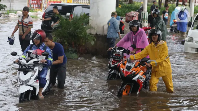 Diguyur Hujan Sejak Pagi, Jalan Ciledug Raya Tergenang Air hingga 50 Sentimeter
