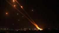 Militan Palestina Hamas meluncurkan roket menuju Israel dari Rafah, di Jalur Gaza selatan, Rabu (12/5/2021) dinihari. Hamas menyatakan mereka telah menembakkan lebih dari 200 roket ke Israel sebagai pembalasan atas serangan di sebuah blok menara di Gaza. (SAID KHATIB / AFP)