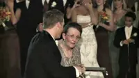 Seorang pemuda mengajak ibunya menari bersama walaupun ibunya harus menggunakan kursi roda.