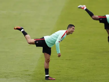 Cristiano Ronaldo dan Nani  tengah serius melakukan latihan di Centre National de Rugby, Marcoussis, Prancis. (28/6/16). (REUTERS/John Sibley)