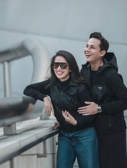 Serasa dunia milik berdua, Andhika Pratama tak ragu merangkul dan memegang tangan sang istri. Berpose layaknya foto prewedding [@ussypratama]