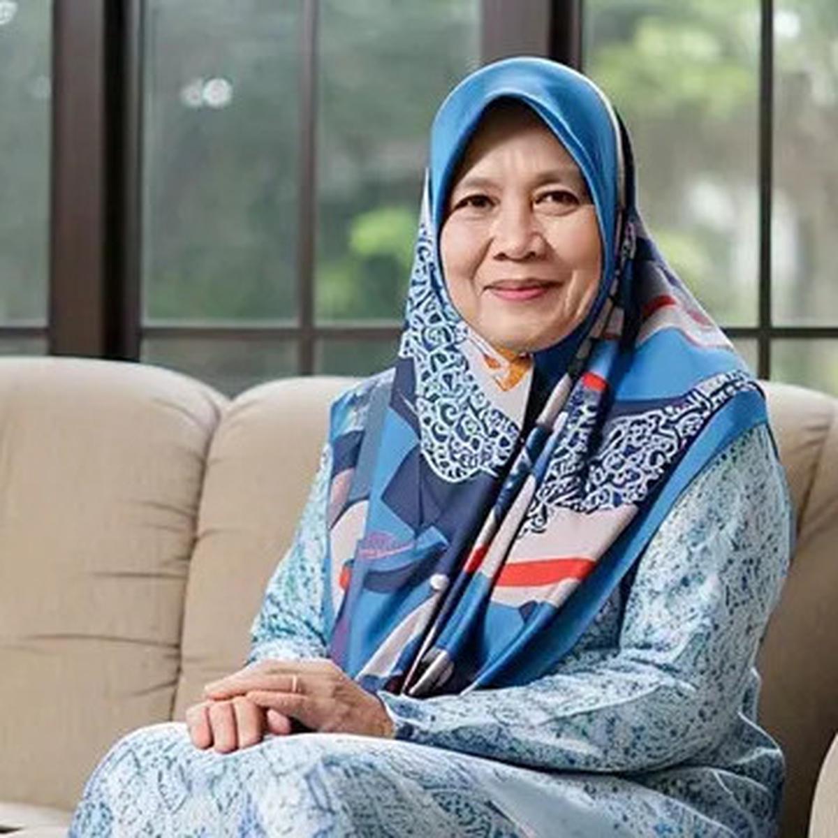 8 Model Gamis Terbaru untuk Usia 60-an, Tampil Modis dan Nyaman Sepanjang Hari