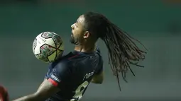Mengawali laga, Arema FC tidak menunggu waktu lama untuk menggempur pertahanan PSM. Peluang pertama laga ini tercipta pada menit kedua lewat striker Carlos Fortes yang tembakannya melambung di atas mistar gawang Juku Eja. (Foto: Bola.com/M Iqbal Ichsan)