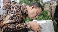 Gubernur DKI Jakarta, Anies Baswedan mencoba meminum air kran saat peresmian Air Siap Minum di Stasiun MRT Dukuh Atas, Jakarta, Selasa (30/4/2019). Fasilitas air siap minum itu diharapkan memberi rasa kenyamanan bagi setiap masyarakat yang memerlukan kebutuhan air minum. (Liputan6.com/Faizal Fanani)