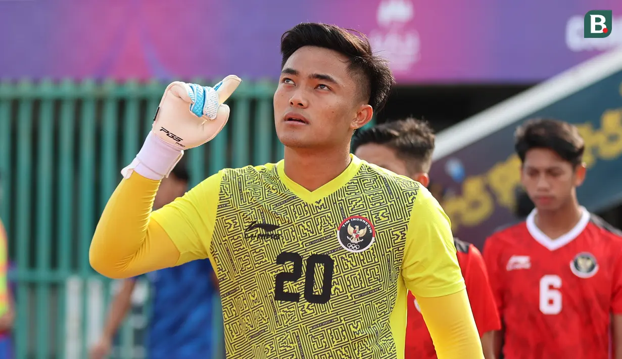 <p>Kiper Timnas Indonesia U-22, Ernando Ari Sutaryadi memasuki lapangan sebelum dimulainya laga Grup A SEA Games 2023 menghadapi Filipina di Olympic Stadium, Phnom Penh, Kamboja, Sabtu (29/4/2023). (Bola.com/Abdul Aziz)</p>