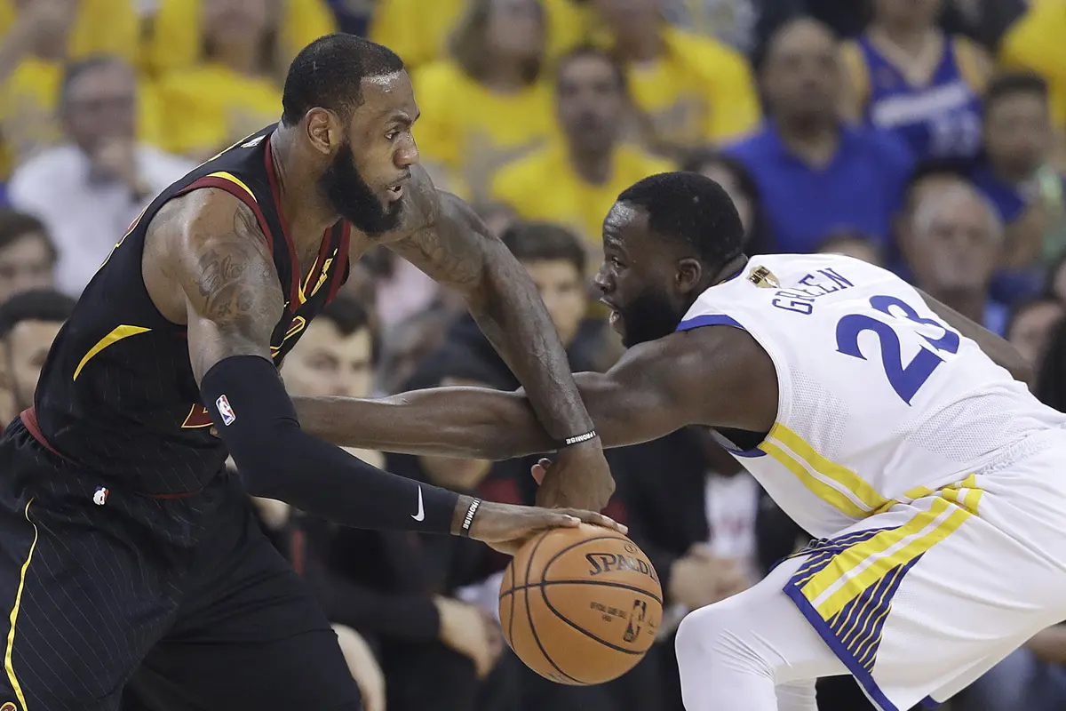 LeBron James berduel dengan Draymond Green
