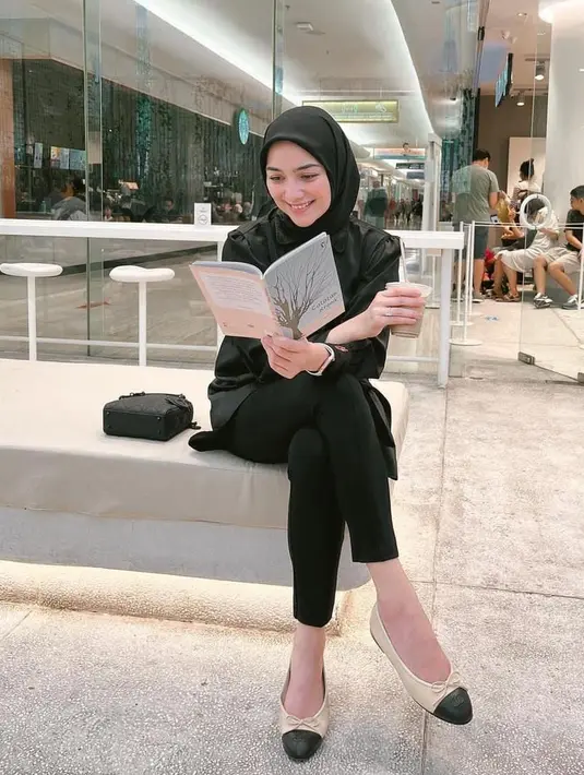 Kemeja hitam dan celana hitam serta flat shoes ala Citra Kirana bisa kamu terapkan jika ingin berpergian ke mall bersama rekan ataupun sendiri [instagram/citraciki]