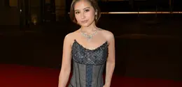 Setelah tampil anggun dengan gaun karya desainer Indonesia Liliana Lim di penampilan sebelumnya, kali ini Prilly hadir dengan aura berbeda yang lebih bold dan glamor bak modern mermaid.  [@prillylatuconsina96].