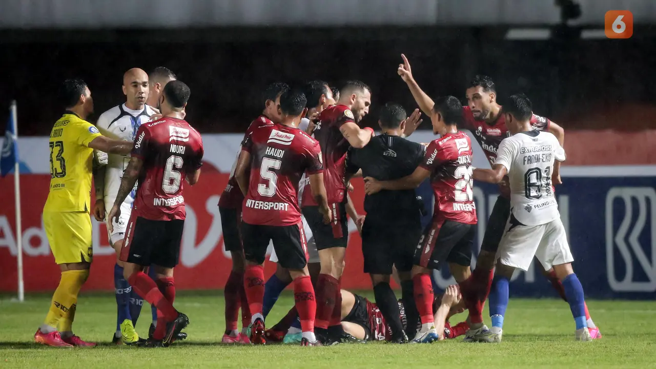 Foto: Laga Keras, Bali United Bermain Imbang Tanpa Gol dengan PSIS Semarang di Pertandingan Lanjutan BRI Liga 1