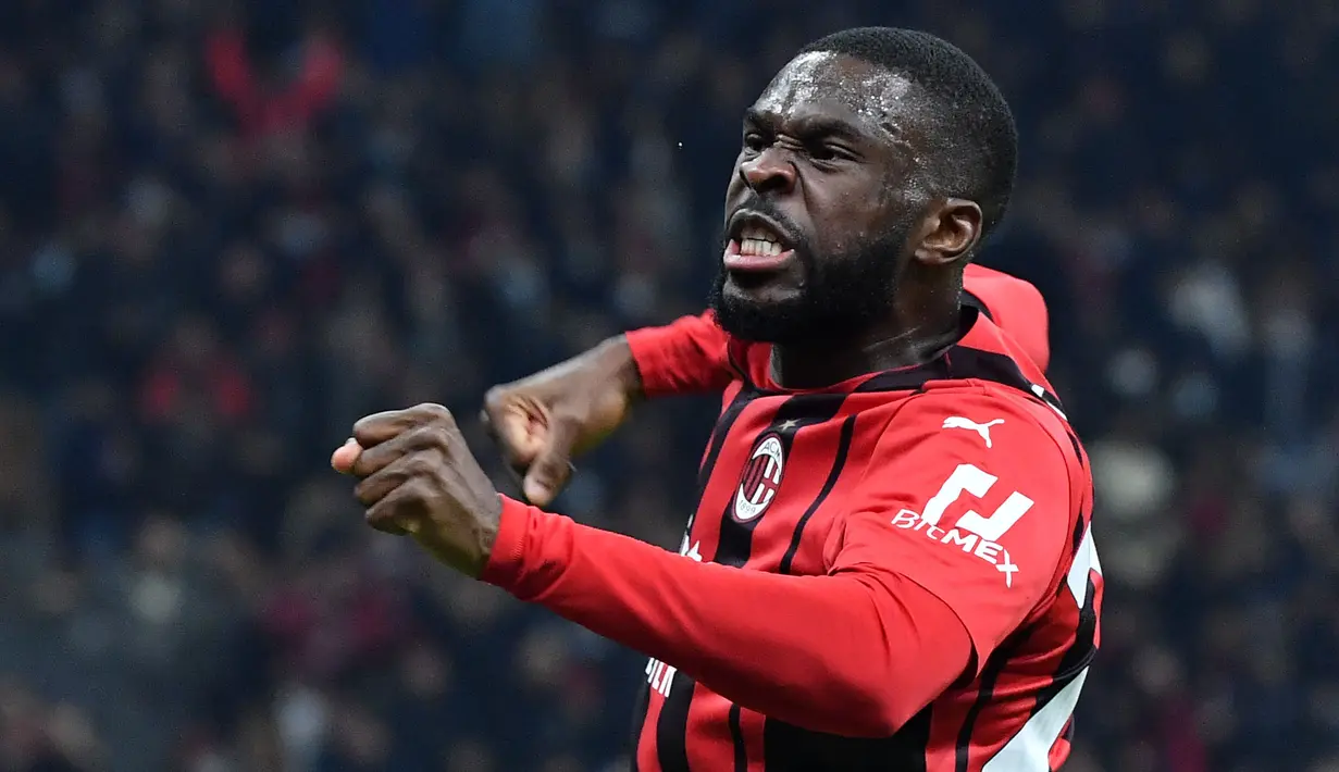 Fikayo Tomori akhirnya dipermanenkan oleh AC Milan pada musim panas 2021 seharga 28 juta euro usai tampil kokoh dan konsisten di lini belakang. Terbukti, pemain 24 tahun tersebut mampu membuat Rossoneri menjadi klub dengan catatan kebobolan paling sedikit pada musim 2021/2022, yaitu 31 gol atau sama dengan raihan Napoli. Kini harganya melesat ke angka 45 juta euro, atau mengalami kenaikan sebesar 5 juta euro. (AFP/Tiziana Fabi)