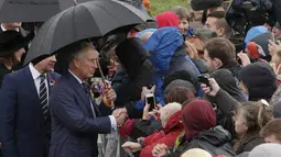 Pangeran Charles menyapa warga Selandia Baru yang hadir di National War Memorial in Wellington, Selandia Baru, (4/11/2015).  Pangeran Charles dan istri kedua Camilla memulai kunjungannya di Australia dan Selandia baru. (REUTERS/Anthony Phelps)