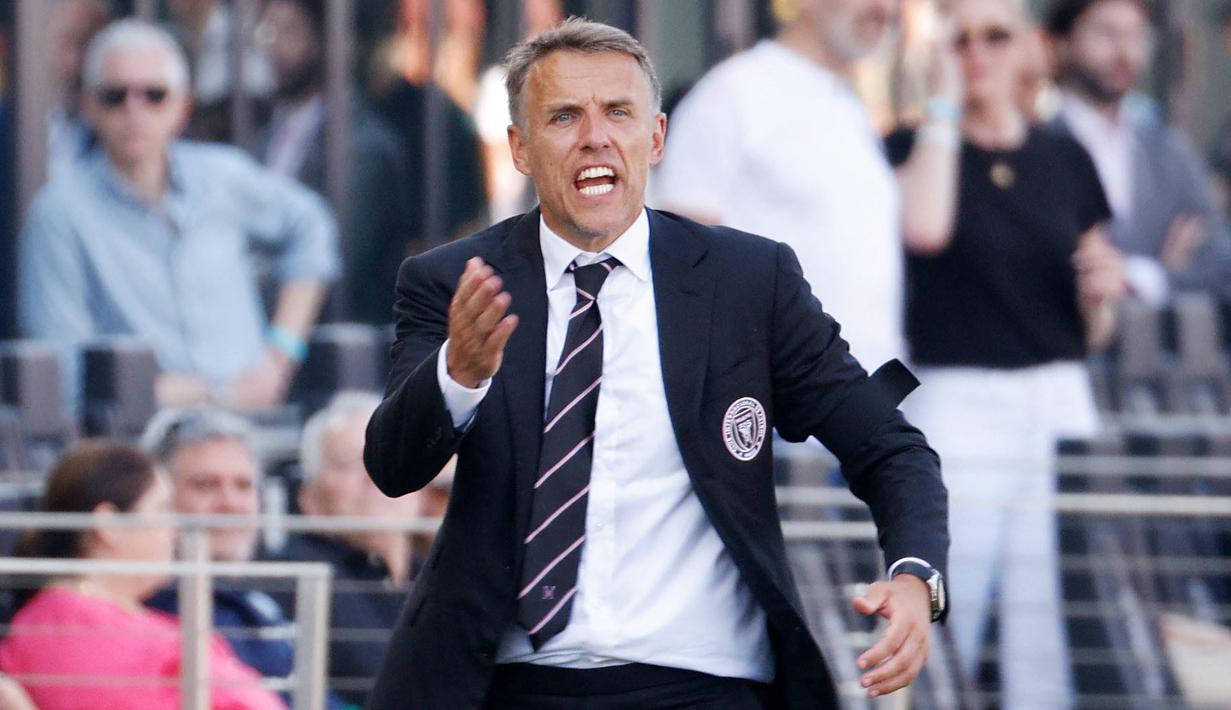 Phil Neville merupakan pemain yang berjasa membawa Manchester United meraih enam gelar Liga Inggris. Neville dan Ronaldo pernah bermain bersama selama dua musim sebelum hengkang ke Everton. Saat ini, ia menjabat sebagai pelatih MLS Inter Miami milik David Beckham. (AFP/Getty Images/Cliff Hawkins)