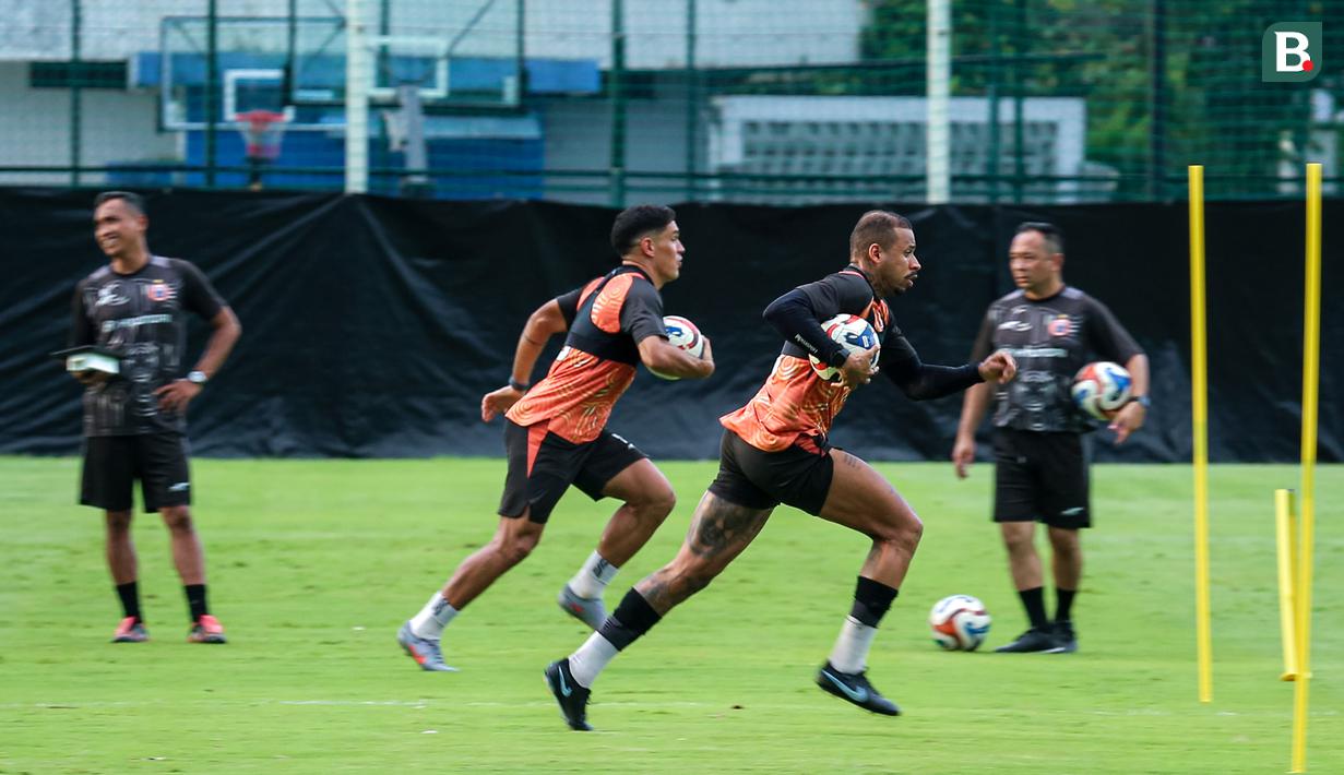 Pertandingan nanti akan menjadi penting bagi persija setelah hasil kurang maksimal dalam tiga laga beruntun terakhirnya. Mereka hanya puas meraih dua hasil imbang dan satu kekalahan. (Bola.com/Bagaskara Lazuardi)