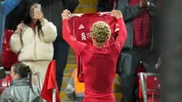 Ia kemudian merayakan golnya dengan membuka baju dan berselebrasi bak Lionel Messi di depan para pendukung The Reds. (AP Photo/Jon Super)