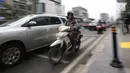 Kendaraan roda dua melintas di persimpangan kawasan Jalan MH Thamrin, Jakarta, Jumat (20/9). Untuk menekan angka kecelakaan di Ibu Kota, BPTJ Kementerian Perhubungan berencana membatasi volume sepeda motor di Jakarta.(Liputan6.com/Faizal Fanani)