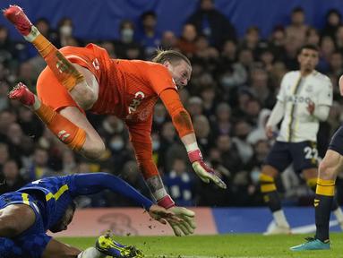 Chelsea hanya bermain imbang 1-1 dengan tamunya Everton dalam lanjutan Liga Inggris, Kamis (16/12/2021). Tampil dominan dengan penguasaan bola hingga 80 persen dan melepaskan 10 tembakan tepat sararan, ketangguhan Jordan Pickford jadi biang keladi hasil tersebut. (AP/Alastair Grant)