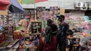 Aktivitas penjualan kembang api di Pasar Asemka, Jakarta, Selasa (28/12/2021). Menjelang perayaan Tahun Baru, para pedagang musiman menjual petasan dan kembang api di bahu jalan serta kolong jembatan kawasan Pasar Pagi Asemka. (Liputan6.com/Faizal Fanani)