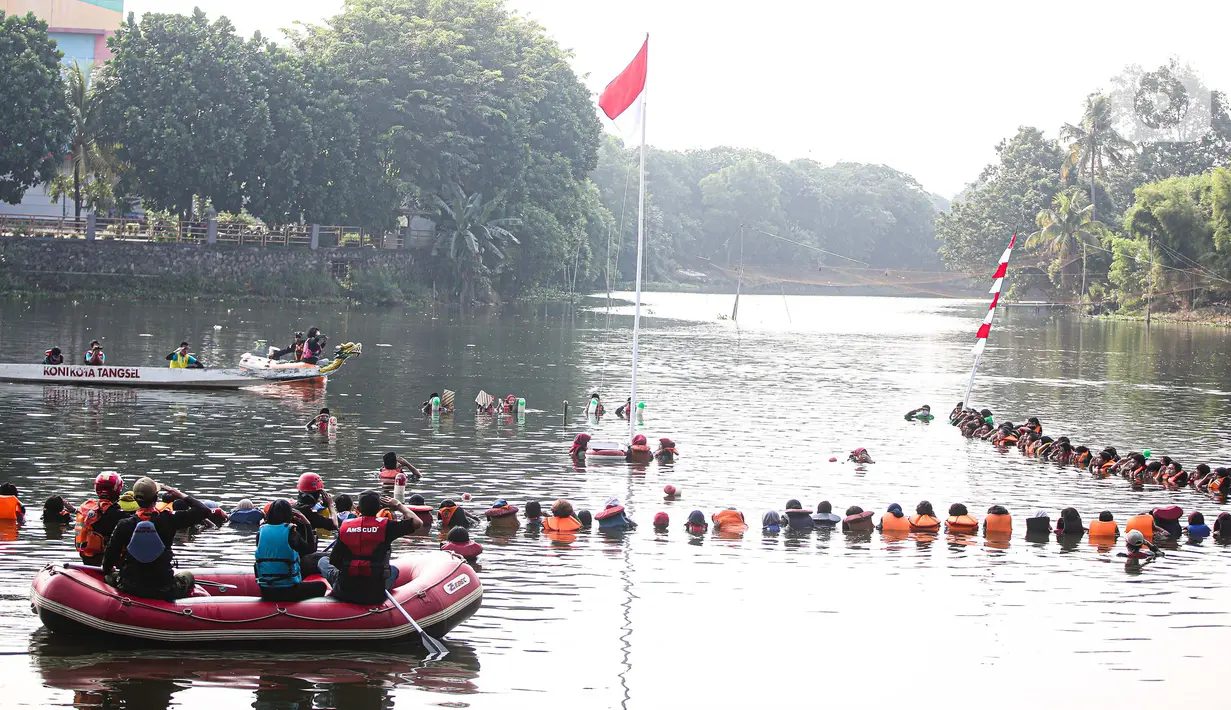 Suasana Upacara Peringatan HUT ke-75 Kemerdekaan RI di Situ Tujuh Muara Pamulang, Tangerang Selatan, Senin (17/8/2020). Upacara yang diikuti ratusan aktivis lingkungan hidup dan juga organisasi kepemudaan itu bertujuan agar pemerintah terus menjaga keberadaan situ. (Liputan6.com/Faizal Fanani)