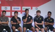 Septian David Maulana (Liga Indonesia All Star), Asnawi Mangkualam, Irfan Fandi (Port FC), Ole Romeny, Marselino Ferdinan (Oxford United) mengikuti sesi konferensi pers Piala Presiden 2025 di SCTV Tower, Jakarta, Jumat (4/7/2025). (Bola.com/Muhammad Iqbal Ichsan)