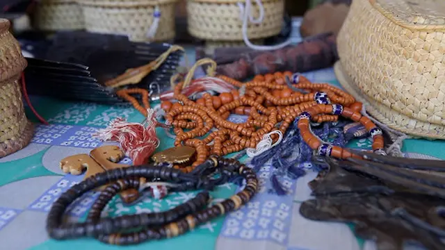 Aneka Ragam Buah Tangan dari Galeri Seni di Kampung Prailiu Sumba Timur
