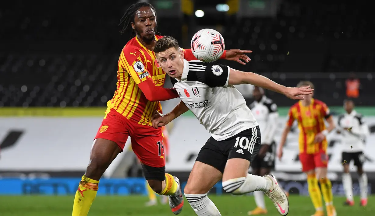Gelandang Fulham, Tom Cairney, berebut bola dengan gelandang West Bromwich, Romaine Sawyers, pada laga lanjutan Liga Inggris di Craven Cottage, Selasa (3/11/2020) dini hari WIB. Fulham menang 2-0 atas West Bromwich. (AFP/Andy Rain/pool)