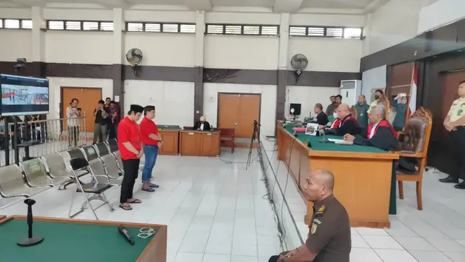 Kedua terdakwa pembunuhan adik kandung Bupati Muratara Sumsel divonis hukuman mati yang dibacakan Majelis Hakim PN Palembang (Liputan6.com / Nefri Inge)