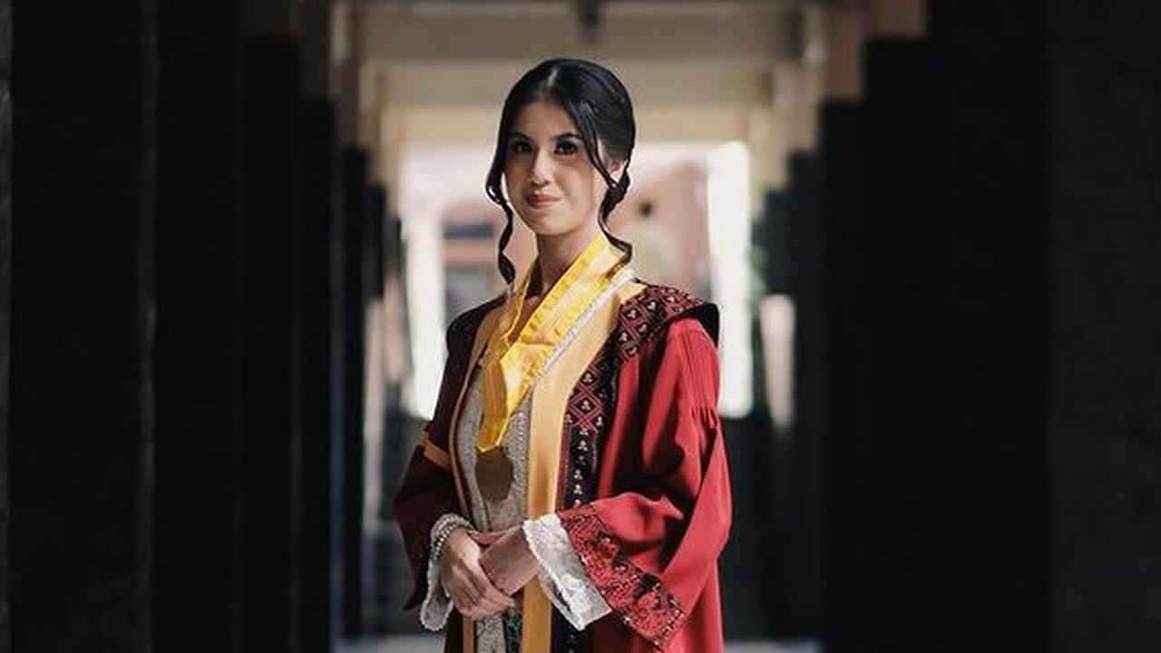 Cantik dan Anggun Berkebaya, 8 Potret Kyara Wahab Anak Ariyo Wahan yang Baru Wisuda, Sukses Wujudkan Mimpi Ayah Bunda