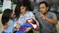 Pasangan selebriti Meisya Siregar dan Bebi Romeo memberikan keterangan pers terkait kelahiran anak ke 3 mereka di kawasan Panglima Polim, Jakarta, Minggu (27/11). (Liputan6.com/Herman Zakharia)  