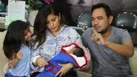 Bebi Romeo Tak Canggung Gendong Bayi Merah