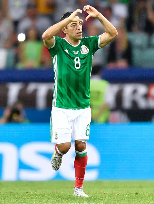 Penyerang Meksiko, Marco Fabian melakukan selebrasi usai mencetak gol ke gawang Jerman pada semifinal Piala Konfederasi 2017 di Stadion Fisht, Sochi, Rusia, (29/6). Jerman menang 4-1 atas Meksiko. (AP Photo/Martin Meissner)
